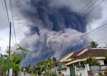 Erupsi Gunung Semeru. (Foto: Dok Warga/ Tugu Jatim)