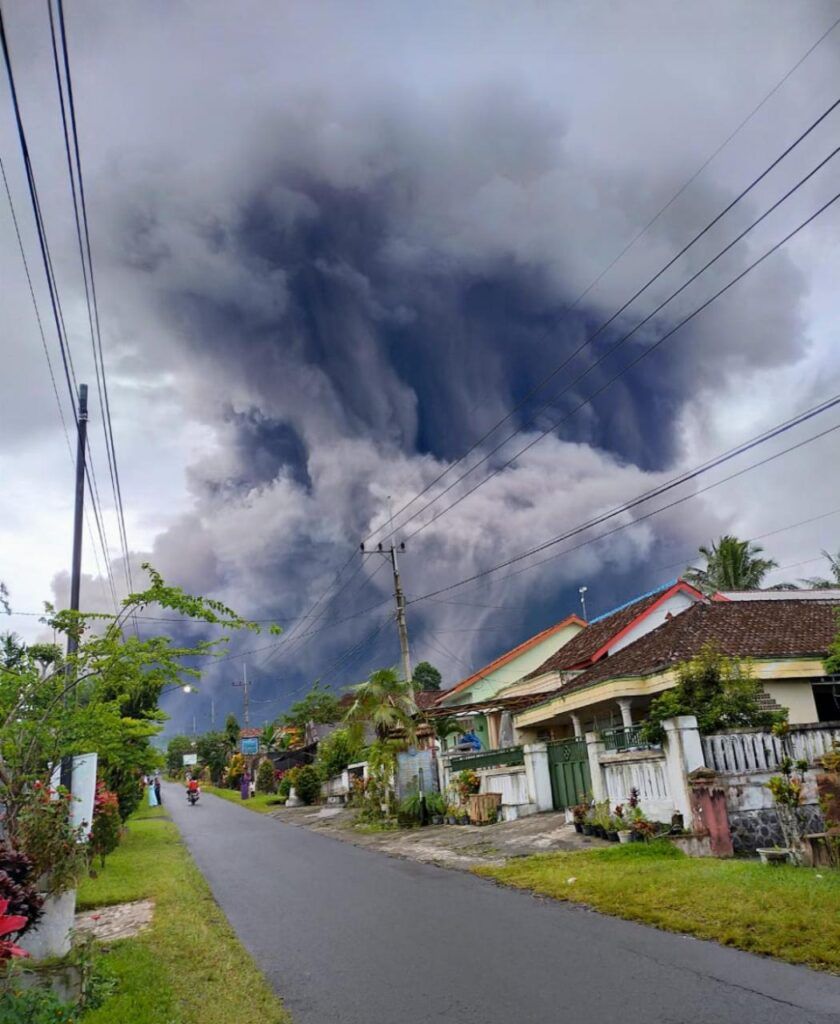 Erupsi Gunung Semeru. (Foto: Dok Warga/ Tugu Jatim)