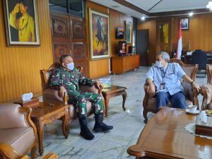 Dr Aqua sedang sharing bersama Pangdam IV/Diponegoro Mayjen TNI Bakti Agus Fadjari. (Foto: Irham Torik/Tugu Jatim) 