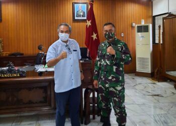 Pakar Komunikasi dan Motivator Nasional Dr Aqua Dwipayana IV/Diponegoro bersama Mayjen TNI Bakti Agus Fadjari. (Foto: Irham Thoriq/Tugu Jatim)