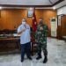 Pakar Komunikasi dan Motivator Nasional Dr Aqua Dwipayana IV/Diponegoro bersama Mayjen TNI Bakti Agus Fadjari. (Foto: Irham Thoriq/Tugu Jatim)