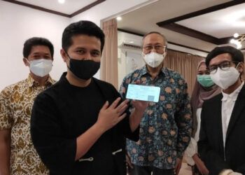 Wakil Gubernur Jatim Emil Elestianto Dardak (dua dari kiri) memperlihatkan alat penemuan pendeteksi Covid-19 yang dibuat oleh Prof Riyan (dua dari kanan). (Foto: Humas ITS Surabaya/Tugu Jatim)