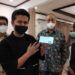 Guru Besar ITS Surabaya Temukan Alat Screening Covid-19 Pertama di Dunia melalui Bau Keringat Ketiak 8 Wakil Gubernur Jatim Emil Elestianto Dardak (dua dari kiri) memperlihatkan alat penemuan pendeteksi Covid-19 yang dibuat oleh Prof Riyan (dua dari kanan). (Foto: Humas ITS Surabaya/Tugu Jatim)