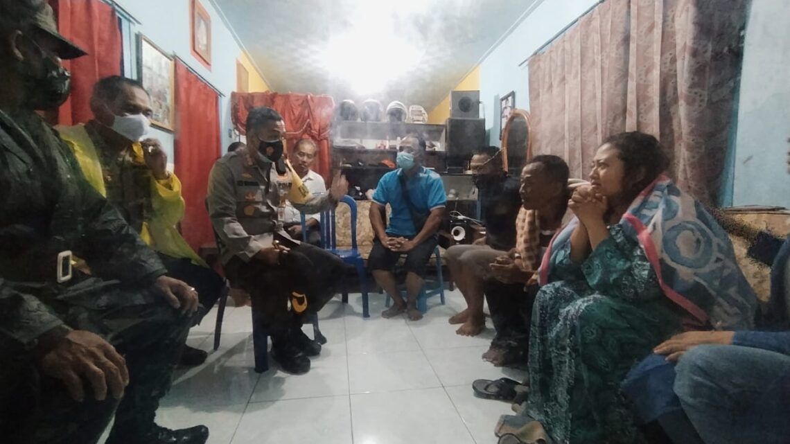 Kapolesta Malang Kota Kombes Pol Leonardus Simarmata menenangkan istri korban bernama Yunijah. (Foto: Azmy/Tugu Jatim)