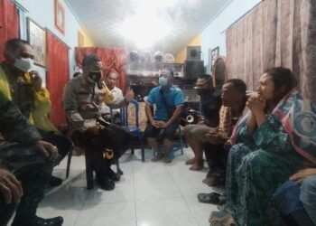 Kapolesta Malang Kota Kombes Pol Leonardus Simarmata menenangkan istri korban bernama Yunijah. (Foto: Azmy/Tugu Jatim)