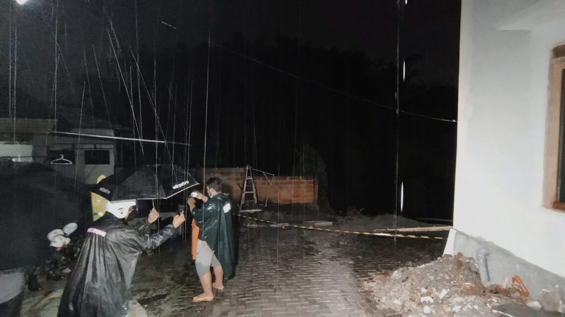 Plengsengan Ambrol, 1 Orang Penghuni Perumahan Bunulrejo Hilang 1 Plengsengan yang ambrol di Perumahan Griya Sulfat Inside, Kelurahan Bunulrejo, Kecamatan Blimbing, Kota Malang. (Foto: Azmy/Tugu Jatim)