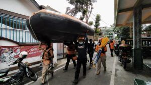 Hingga Radius 15 Km, Basarnas Perluas Pencarian Korban Longsor di Malang 6 Tim SAR menyiapkan ban karet untuk menyisir sungai sejauh 15 km untuk mencari korban hanyut akibat longsor. (Foto: Azmy/Tugu Jatim)