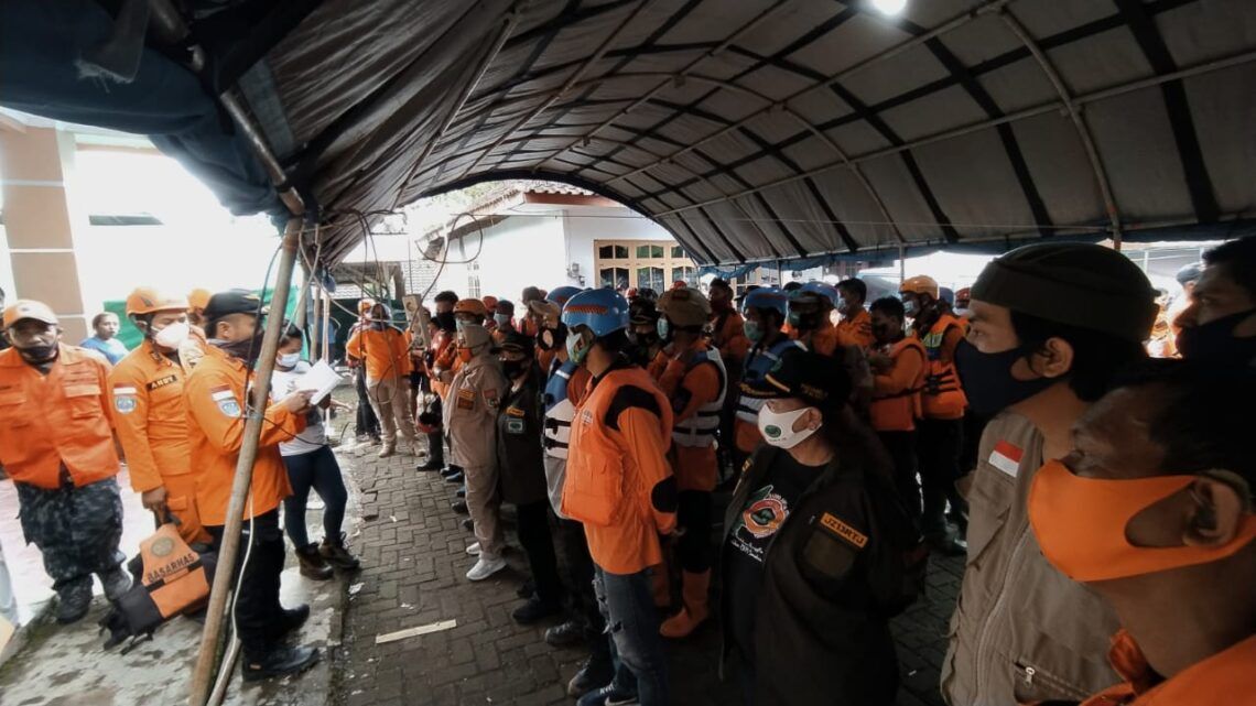 Hingga Radius 15 Km, Basarnas Perluas Pencarian Korban Longsor di Malang 5 Tim SAR gabungan Malang Raya berkoordinasi melakukan evakuasi pencarian korban plengsengan ambrol. (Foto: Azmy/Tugu Jatim)