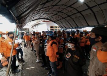 Tim SAR gabungan Malang Raya berkoordinasi melakukan evakuasi pencarian korban plengsengan ambrol. (Foto: Azmy/Tugu Jatim)