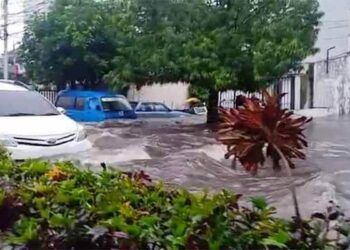 Intensitas curah hujan tinggi mengakibatkan banjir di Kota Malang. (Foto: Feni Yusnia/Tugu Jatim)