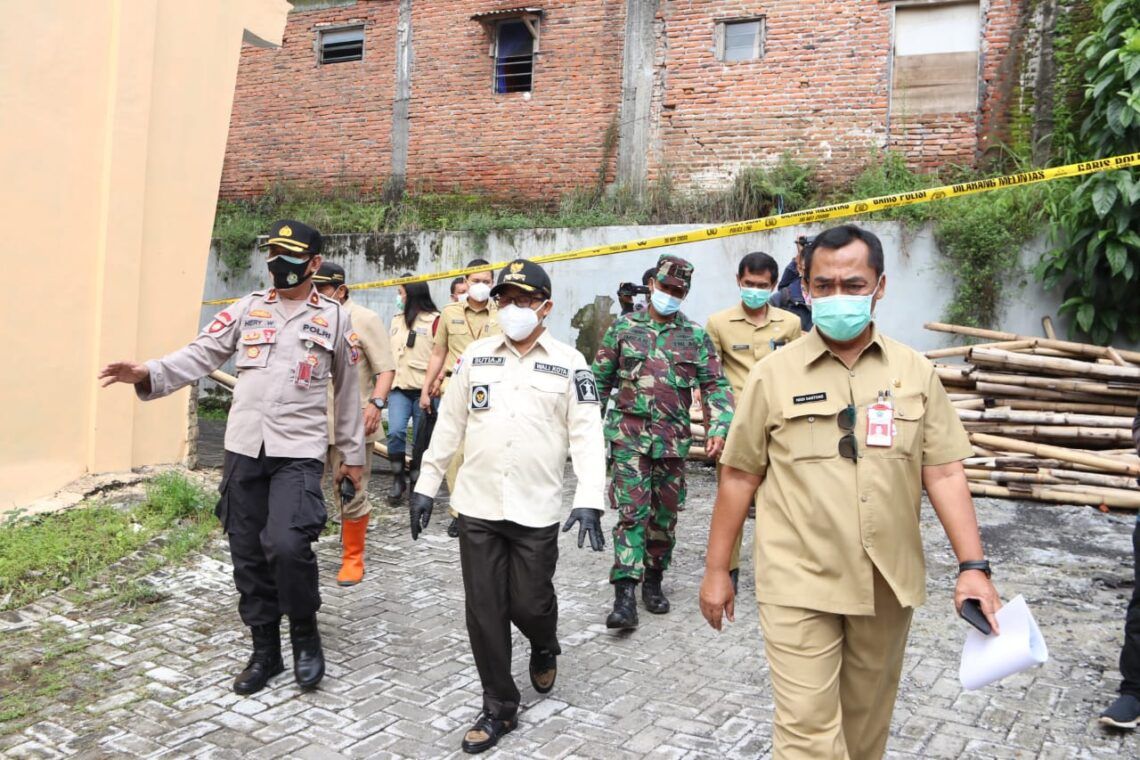Pemkot Malang Akan Panggil Pengembang Perumahan soal Insiden Longsor 1 Wali Kota Malang Sutiaji saat meninjau lokasi longsor di Perum Griya Sulfat Inside, Kelurahan Bunulrejo, Kota Malang, Selasa (19/01/2021). (Foto: Azmy/Tugu Jatim)