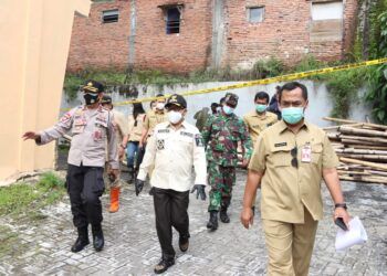 Wali Kota Malang Sutiaji saat meninjau lokasi longsor di Perum Griya Sulfat Inside, Kelurahan Bunulrejo, Kota Malang, Selasa (19/01/2021). (Foto: Azmy/Tugu Jatim)