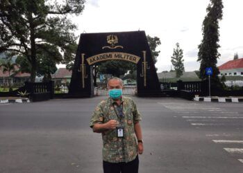 Pakar Komunikasi dan Motivator Nasional Dr Aqua Dwipayana saat melaksanakan Sharing Komunikasi dan Motivasi di akademi militer. (Foto: Irham Toriq/Tugu Jatim)