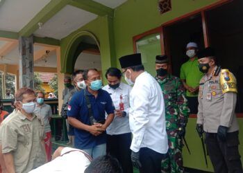 Wali Kota Malang Sutiaji sedang berkoordinasi dengan keluarga Roland Sumarna, korban plengsengan ambrol di Kota Malang, saat persiapan pemakaman jenazah. (Foto: Feni Yusnia/Tugu Malang)