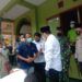 Wali Kota Malang Sutiaji sedang berkoordinasi dengan keluarga Roland Sumarna, korban plengsengan ambrol di Kota Malang, saat persiapan pemakaman jenazah. (Foto: Feni Yusnia/Tugu Malang)