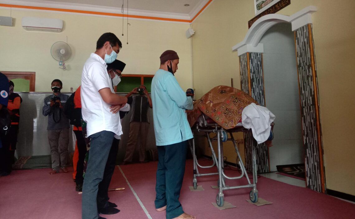 Wali Kota Malang Sutiaji Ikut Mensalati Jenazah Korban Longsor di Malang 1 Wali Kota Malang Sutiaji bersama masyarakat sedang mensalati jenazah Roland Sumarna, korban plengsengan ambrol di Malang. (Foto: Feni Yusnia/Tugu Jatim)