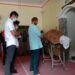 Wali Kota Malang Sutiaji bersama masyarakat sedang mensalati jenazah Roland Sumarna, korban plengsengan ambrol di Malang. (Foto: Feni Yusnia/Tugu Jatim)