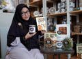 Rizki Chandra Amalia, pengusaha muda sedang memamerkan produk usahanya yang diberi nama TumTim Cookies & Bakery yang terletak di Park Royal Regency H1 No 3, Sidoarjo. (Foto: Dok/Tugu Jatim)
