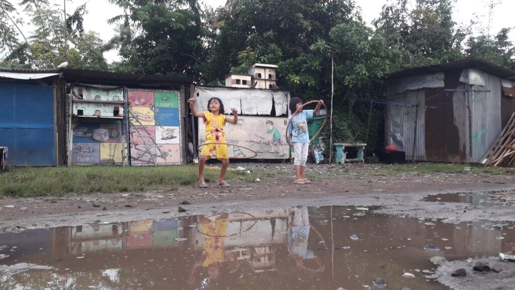 Anak-anak sedang bermain hulahop, permainan tradisional yang sudah jarang dilakukan. (Foto:Dok/Kampoeng Dolanan/Tugu Jatim)