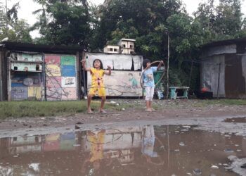 Anak-anak sedang bermain hulahop, permainan tradisional yang sudah jarang dilakukan. (Foto:Dok/Kampoeng Dolanan/Tugu Jatim)