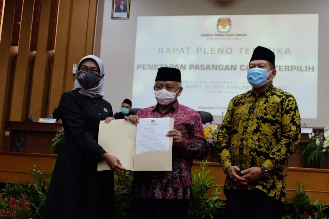 Sanusi-Didik Resmi Jadi Bupati dan Wakil Bupati Malang Terpilih 1 Calon Bupati dan Wakil Bupati Malang nomor urut satu, Muhammad Sanusi dan Didik Gatot Subroto, secara resmi ditetapkan sebagai Calon Bupati dan Wakil Bupati Malang terpilih oleh KPU Kabupaten Malang. (Foto: Rap/Tugu Jatim)