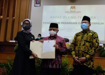 Calon Bupati dan Wakil Bupati Malang nomor urut satu, Muhammad Sanusi dan Didik Gatot Subroto, secara resmi ditetapkan sebagai Calon Bupati dan Wakil Bupati Malang terpilih oleh KPU Kabupaten Malang. (Foto: Rap/Tugu Jatim)