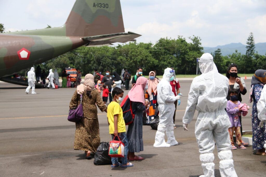 Sebanyak 48 pengungsi dipulangkan menggunakan pesawat Hercules 1330 TNI-AU dari Pangkalan Udara (Lanud) Sultan Hasanuddin Makassar, Kamis (21/01/2021). (Foto: Humas Pemkot Malang/Tugu Jatim)