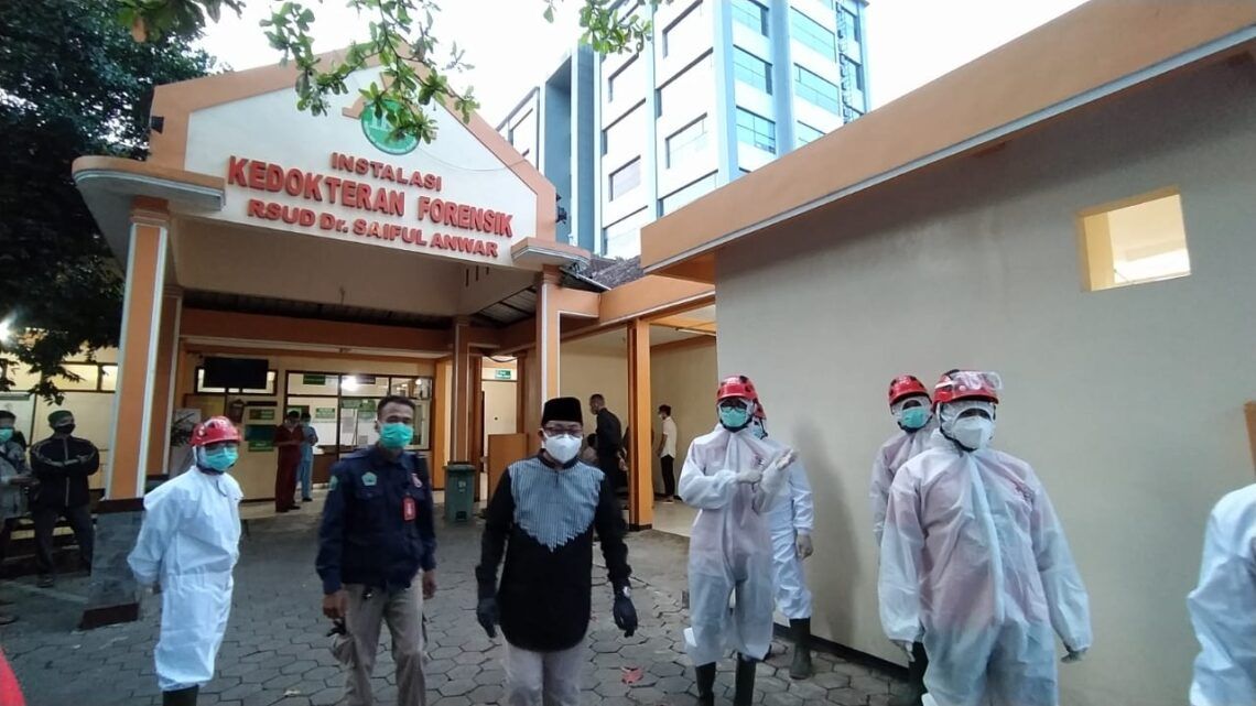 Arif Darmawan, Ketua DPC Partai Demokrat Kota Malang Tutup Usia 1 Wali Kota Malang Sutiaji saat mengawal langsung proses pemulasaraan jenazah mendiang Arif Darmawan di RSSA Malang, Kamis (21/1/2021). (Foto: Azmy/Tugu Jatim)