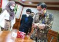 Prof Riyan dari ITS sedang melakukan uji coba i-nose c-19 menggunakan sampel yang sudah disediakan untuk pendeteksi Covid-19. (Foto: Dok/Kemenristek/Tugu Jatim)