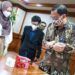 Prof Riyan dari ITS sedang melakukan uji coba i-nose c-19 menggunakan sampel yang sudah disediakan untuk pendeteksi Covid-19. (Foto: Dok/Kemenristek/Tugu Jatim)
