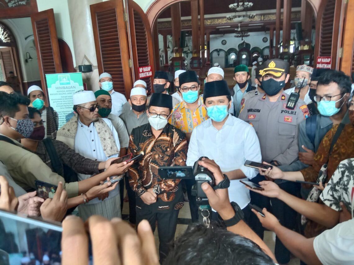 Wakil Gubernur Jawa Timur Klaim Tren Covid-19 Malang Raya Turun 1 Wali Kota Malang Sutiaji (batik) dan Wakil Gubernur Jawa Timur Emil Elestianto Dardak (kemeja putih) usai mensosialisasikan PPKM sekaligus menunaikan salat Jumat di Masjid Jami', Kota Malang, (22/01/2021). (Foto: Feni Yusnia/Tugu Malang)
