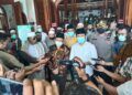 Wali Kota Malang Sutiaji (batik) dan Wakil Gubernur Jawa Timur Emil Elestianto Dardak (kemeja putih) usai mensosialisasikan PPKM sekaligus menunaikan salat Jumat di Masjid Jami', Kota Malang, (22/01/2021). (Foto: Feni Yusnia/Tugu Malang)