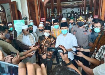 Wali Kota Malang Sutiaji (batik) dan Wakil Gubernur Jawa Timur Emil Elestianto Dardak (kemeja putih) usai mensosialisasikan PPKM sekaligus menunaikan salat Jumat di Masjid Jami', Kota Malang, (22/01/2021). (Foto: Feni Yusnia/Tugu Malang)