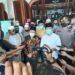 Wali Kota Malang Sutiaji (batik) dan Wakil Gubernur Jawa Timur Emil Elestianto Dardak (kemeja putih) usai mensosialisasikan PPKM sekaligus menunaikan salat Jumat di Masjid Jami', Kota Malang, (22/01/2021). (Foto: Feni Yusnia/Tugu Malang)