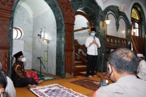 Wakil Gubernur Jawa Timur Emil Elestianto Dardak (kemeja putih) berada di Masjid Jami', Kota Malang. (Foto: Humas Pemkot Malang/Tugu Malang)