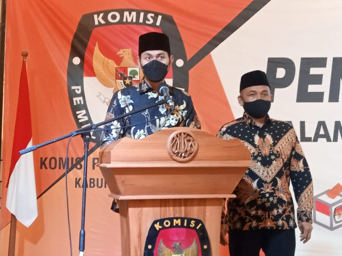 Resmi sebagai Pemenang di Pilbup Tuban, Lindra-Riyadi akan Sinkronkan Program Visi-Misinya 1 Calon bupati terpilih Aditya Halindra Faridky dan wakilnya Riyadi sebagai pemenang Pilbup Tuban. (Foto: Rochim/Tugu Jatim)