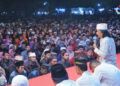 Cak Nun sedang mengisi acara "Ngaji Bareng Cak Nun dan Kiai Kanjeng". (Foto:Dok/Tugu Jatim)