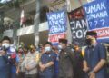 Sejumlah spanduk dengan tulisan menggunakan Bahasa Malangan dari Aremania. (Foto: Ben/Tugu Jatim)