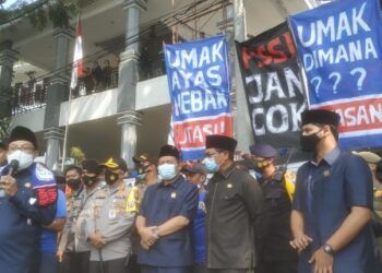 Sejumlah spanduk dengan tulisan menggunakan Bahasa Malangan dari Aremania. (Foto: Ben/Tugu Jatim)