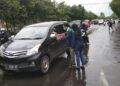 Saat Himapak'a Unirow melakukan galang dana di Jalan Letda Sucipto, Tuban, untuk korban banjir di Kalsel. (Foto:Rochim/Tugu Jatim)