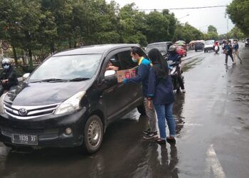 Saat Himapak'a Unirow melakukan galang dana di Jalan Letda Sucipto, Tuban, untuk korban banjir di Kalsel. (Foto:Rochim/Tugu Jatim)