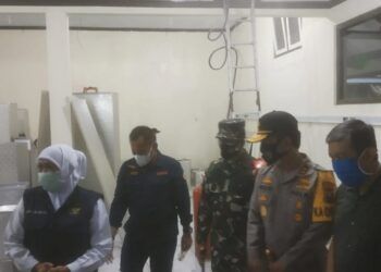 Gubernur Jawa Timur Khofifah Indar Parawansa saat meninjau RS Darurat Lapangan Malang. Saat PPKM, okupansi tinggi. (Foto: Azmy/Tugu Jatim)