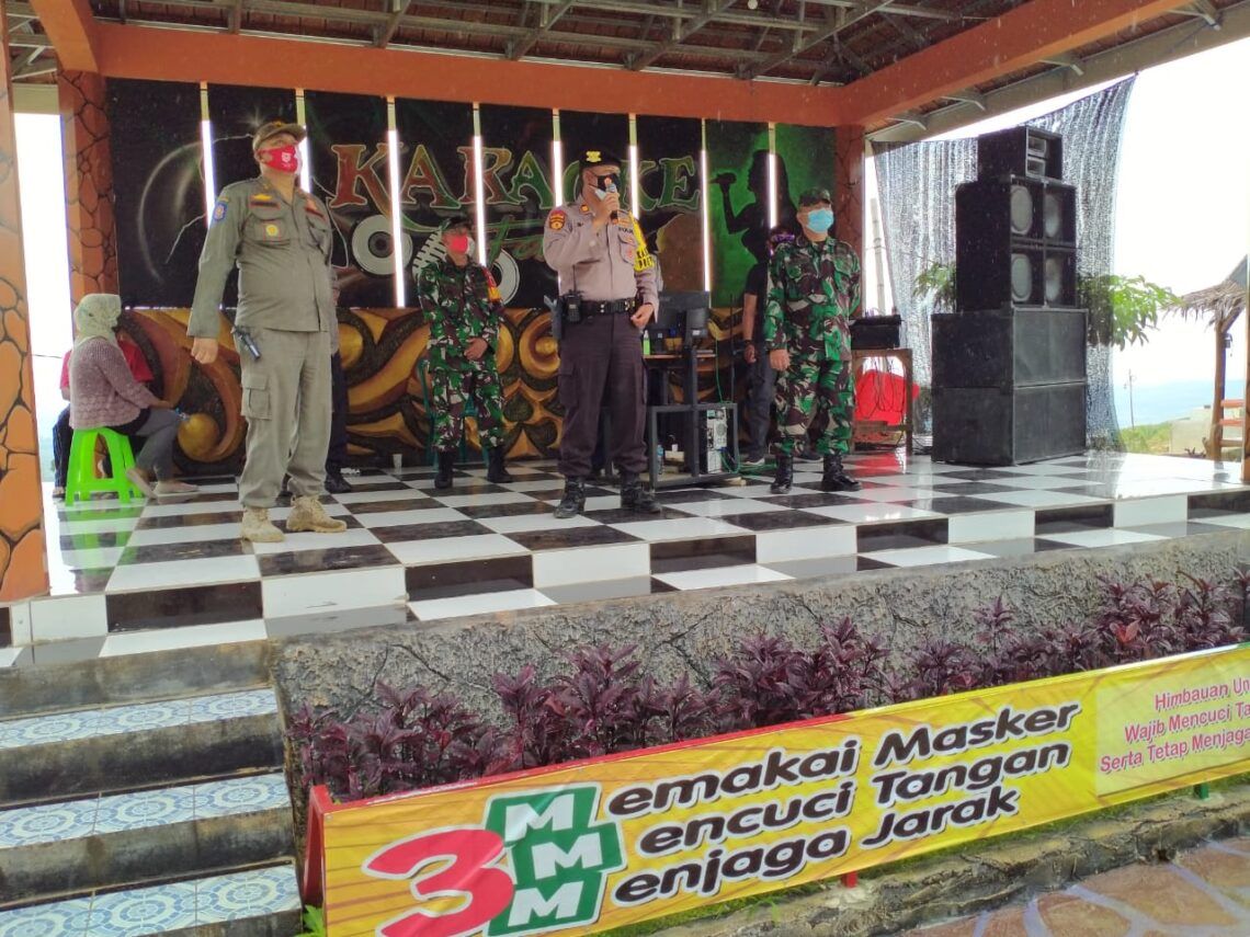 Gelar Operasi Prokes, Petugas Gabungan Sasar 2 Tempat Wisata di Tuban 1 Petugas gabungan saat memberikan imbauan ke masyarakat atau pengunjung tempat wisata untuk patuh protokol kesehatan.(Foto: Humas Satpol PP Tuban/Tugu Jatim)