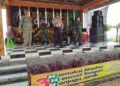 Petugas gabungan saat memberikan imbauan ke masyarakat atau pengunjung tempat wisata untuk patuh protokol kesehatan.(Foto: Humas Satpol PP Tuban/Tugu Jatim)