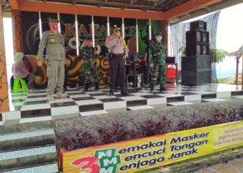 Petugas gabungan saat memberikan imbauan ke masyarakat atau pengunjung tempat wisata untuk patuh protokol kesehatan.(Foto: Humas Satpol PP Tuban/Tugu Jatim)
