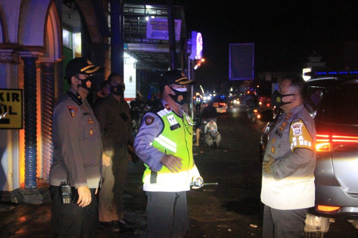 Angka Corona Meningkat, Bupati Malang Sanusi Pasrah Ada PPKM Tahap Kedua 1 Pelaksanaan pemberlakuan pembatasan kegiatan masyarakat (PPKM) tahap pertama untuk mencegah persebaran corona. (Foto: Rap/Tugu Jatim)