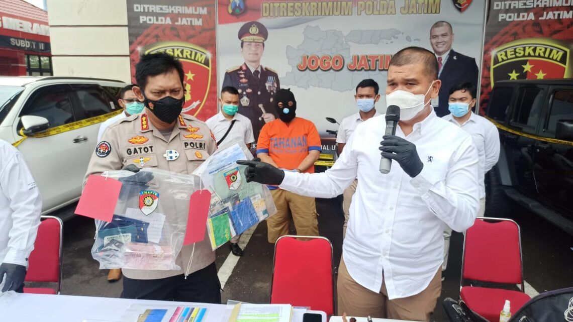 Ditreskrimum Polda Jatim sedang memperlihatkan barang bukti pemalsu akta tanah berinisial AW di Surabaya, Senin (25/01/2021), pukul 09.00 WIB. (Foto:Polda Jatim/Tugu Jatim)