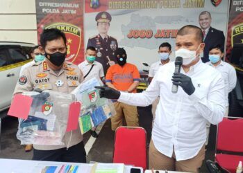 Ditreskrimum Polda Jatim sedang memperlihatkan barang bukti pemalsu akta tanah berinisial AW di Surabaya, Senin (25/01/2021), pukul 09.00 WIB. (Foto:Polda Jatim/Tugu Jatim)