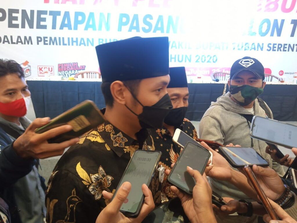 Calon bupati terpilih Aditya Halindra Faridky saat wawancara bersama awak media. (Foto: Rochim/Tugu Jatim)