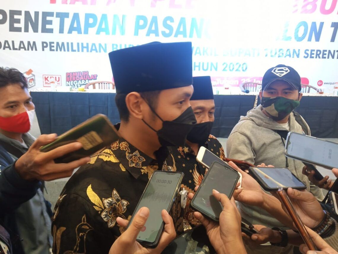 Lindra-Riyadi, Paslon Terpilih Prioritaskan Infrastruktur dan Pemulihan Ekonomi di Tuban 1 Calon bupati terpilih Aditya Halindra Faridky saat wawancara bersama awak media. (Foto: Rochim/Tugu Jatim)